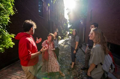 Scopri boston con una guida locale tra faneuil hall e beacon hill, ascoltando storie, consigli esclusivi e gustando una dolce sorpresa tipica.