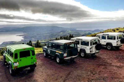 Descubre sete cidades en jeep, recorre el borde del cráter, disfruta un café en el pueblo y contempla los lagos desde vista do rei. recogida desde ponta delgada o tu crucero.