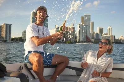 Erlebe eine private bootstour in miami bay ab coconut grove, vorbei an promi-villen und der skyline, mit erfahrenem kapitän und optional champagner inklusive.
