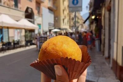 Explore as ruas antigas de palermo com um guia local, provando delícias como arancina e cannoli, com almoço incluído. grupos pequenos e sabores autênticos da sicília.