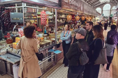 Descubra valência com horchata fresca, prove presunto ibérico no mercado central e compartilhe tapas em bares tradicionais — inclui almoço e bebidas com guia local.