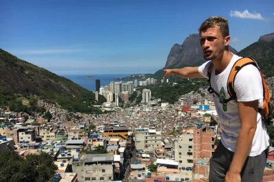 Descubre la favela rocinha en río con un tour a pie de 3 horas junto a un guía local, y vuelve en minivan pasando por ipanema y copacabana. incluye transporte, recogida y apoyo a la comunidad.