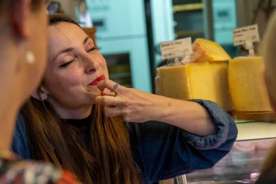 Scopri mouraria a lisbona con un tour gastronomico e culturale: oltre 10 degustazioni, vino e racconti sul fado. include snack, bevande e guida locale.