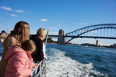 Disfruta del crucero por sydney harbour, con vistas a la Ópera y el puente, historias locales en directo y café o té incluido.