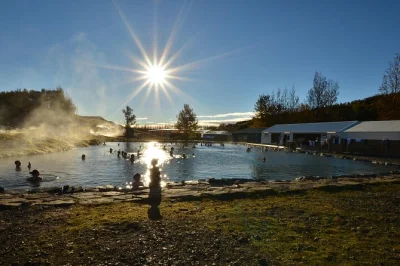 Sinta o vapor da lagoa secreta, veja o strokkur entrar em erupção e caminhe pela fenda de thingvellir neste passeio pelo círculo dourado saindo de reykjavik, com transporte em grupo pequeno incluso