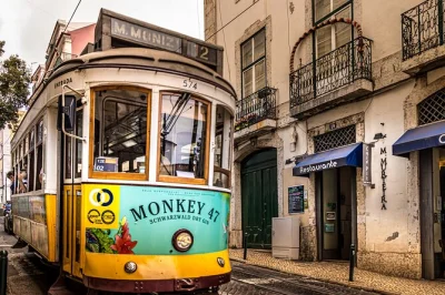 Registre seus melhores momentos em lisboa com um tour privado de fotos. visite bairro alto, pink street, praça do comércio e muito mais em apenas 2 horas. reserve já!