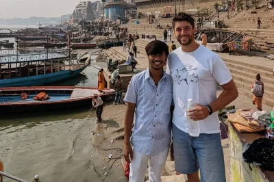 Explore as ruas antigas de varanasi, veja rituais no manikarnika ghat, prove chai de rua e ouça lendas locais—passeio guiado com histórias e bebidas inclusas.