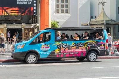 Explore hollywood, beverly hills e sunset strip num passeio de ônibus ao ar livre saindo do píer de santa monica. guia local especialista, paradas para fotos e histórias incríveis.