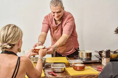 Découvrez santorin en cuisinant des plats grecs traditionnels, partagez des rires avec une cheffe locale et savourez un vin santorinien. atelier pratique et déjeuner inclus.