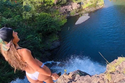 Vivi l’emozione delle cascate nella giungla di maui, nuota o tuffati dalle scogliere e porta a casa foto gopro, tutto con una guida locale. include acqua e gruppi piccoli.