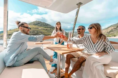 Deslize silenciosamente pelo rio douro em pinhão num barco movido a energia solar, prove dois vinhos do douro e ouça histórias de um guia local. inclui degustação de vinhos.