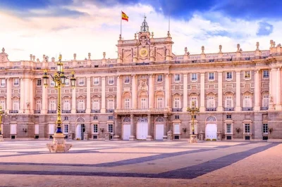 Descubre el palacio real de madrid con entradas sin colas, historias guiadas y paseo por la plaza de oriente. incluye auriculares y guía local certificado.
