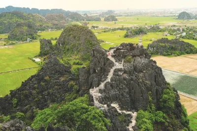 Desde hanoi, disfruta un día completo en ninh binh: sube a mua cave, recorre en bici los arrozales, navega por las cuevas de tam coc y explora hoa lu. incluye almuerzo y recogida.
