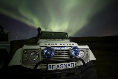 Sinta a emoção de caçar a aurora boreal na islândia em um superjeep saindo de reykjavik, com traslado no hotel, guias locais e fotos da aurora incluídas.
