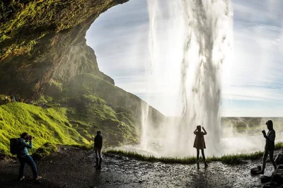 Découvrez skógafoss en pleine brume, marchez sur le sable noir de reynisfjara et admirez le glacier d’eyjafjallajökull, le tout en une journée depuis reykjavik avec guide et prise en charge à l
