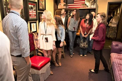 Erlebe nashville hautnah mit einer backstage-tour durch das grand ole opry, betrete den legendären kreis, besuche studio a und höre spannende geschichten von deinem lokalen guide.