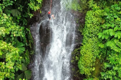 Viva a adrenalina do canyoning perto do vulcão arenal, descendo cinco cachoeiras na floresta pocosol com guias locais e almoço caseiro típico da costa rica.