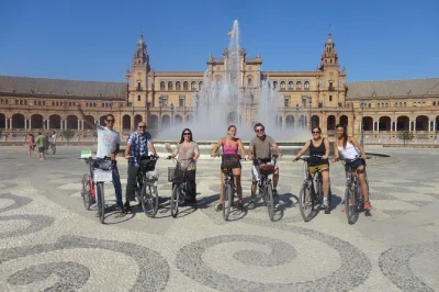 Descubra sevilha em um tour de bicicleta elétrica com grupo pequeno, passando por triana, plaza de españa e parque maría luisa com guia local. capacete incluso.
