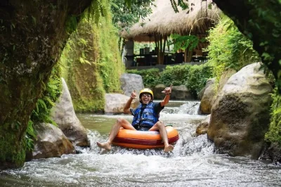 Erlebe das kühle höhlenfluss-abenteuer in bali, gleite durch versteckte tunnel, spaziere durch die tegallalang reisterrassen und genieße ein lokales mittagessen. inklusive abholung und guide.