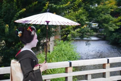 Explore o gion de kyoto à noite, caminhe por vielas iluminadas por lanternas, descubra lendas das geishas e aproveite momentos tranquilos com guia em espanhol — tour em grupo pequeno.