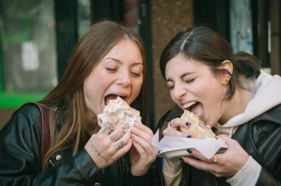 Découvrez greenwich village avec un guide local, goûtez à la fameuse pizza et falafel, flânez dans washington square park et terminez par un cupcake. déjeuner inclus.