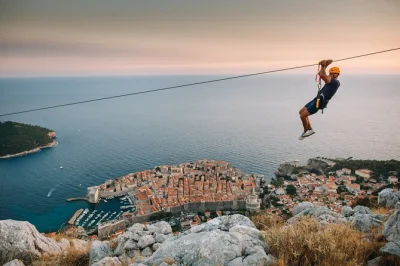 Erlebe den adrenalinkick bei einer zipline-fahrt über dubrovnik zum sonnenuntergang – mit lokalen guides, zwei fahrten und regionalem wein. inkl. transport, ausrüstung und spannende geschichten vo
