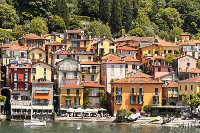 Découvrez le lac de côme lors d’une excursion en petit groupe à varenna et bellagio, entre balades en bateau rapide, villas historiques et guide local. billets de ferry inclus.