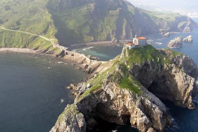 Feel the sea air at gaztelugatxe, wander bilbao’s old town, and explore the guggenheim museum—all with a local guide, lunch, and hotel pickup included.