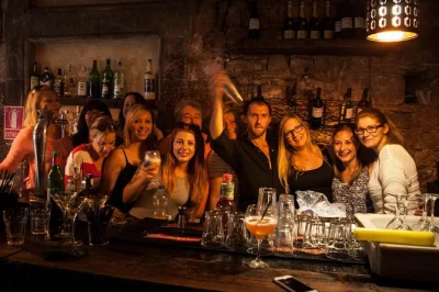 Découvrez l’art du cocktail dans le quartier gothique de barcelone avec un mixologue local. quatre cocktails, cava de bienvenue et tapas savoureuses inclus—réservez en toute confiance.
