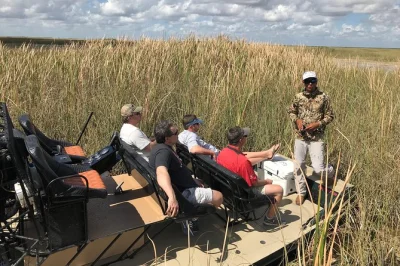Découvrez les everglades près de miami lors d’une balade en airboat semi-privée, observez la faune avec un guide local et profitez d’un accès facile aux fauteuils roulants. eau et prise en cha