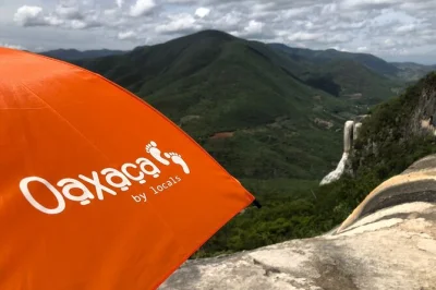 Scopri le cascate di pietra di hierve el agua, cammina con guide locali e assapora il vero mezcal in una distilleria di oaxaca. include ingresso, degustazioni gratuite e trasporto da oaxaca.