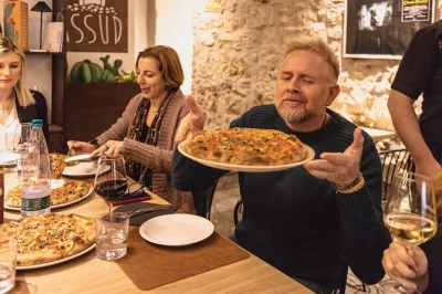 Descubra palermo com um tour de comida e vinho pela kalsa, petiscos de rua, aula de pizza num palácio e cannoli no bar costa, tudo com guia local incluso.