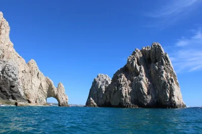 Vivi la brezza marina con un tour in barca con fondo trasparente a el arco di cabo san lucas, con tappe a pelican rock, colonia di leoni marini e sosta opzionale in spiaggia. bagno a bordo incluso.
