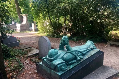 Explore o cemitério père lachaise em paris com um tour a pé em grupo pequeno, guiado por um local que fala inglês. conheça histórias, visite túmulos famosos e aproveite o acesso fácil.