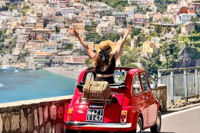 Siente la brisa de la costa amalfitana en un clásico fiat 500, con paradas en positano, praiano y furore. incluye fotógrafo local, fotos digitales y recogida.