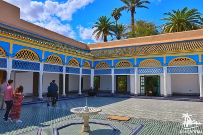 Laissez-vous charmer par marrakech : découvrez le palais bahia, flânez dans les souks de la médina et partagez un thé à la menthe avec les locaux. transfert hôtel et guide privé inclus.