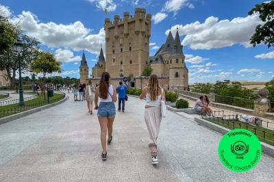 Descubre toledo, segovia y Ávila en una excursión desde madrid. incluye entrada al alcázar, catedral de segovia, tour guiado y comida. reserva ya tu plaza.