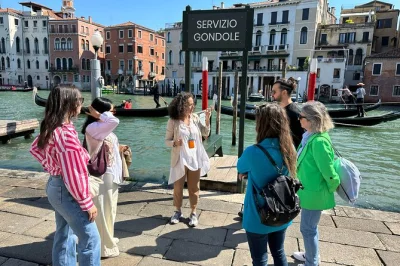 Explore as ruelas de veneza em um tour a pé em grupo pequeno, atravesse a ponte de rialto, visite a praça são marcos e ouça histórias de um guia local em inglês.