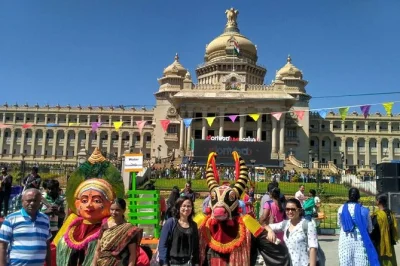 Découvrez bangalore avec prise en charge à l’hôtel, balade dans les jardins botaniques de lalbagh, visite du temple du taureau, iskcon et du palais de bangalore. déjeuner végétarien et guide l