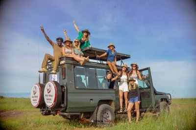 Masai mara, lac nakuru, safaris animaliers, observation des rhinocéros, camps tout compris et guides locaux pour une aventure inoubliable.