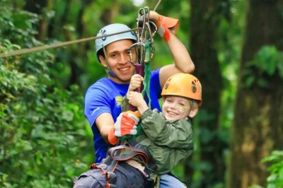 Vivi l’emozione della zipline nella foresta nebbiosa di monteverde. tutto l’equipaggiamento, guide esperte e sicurezza per bambini da 4 anni. prenota la tua avventura in costa rica ora.