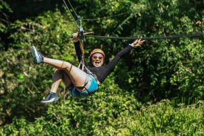 Vivi l’emozione del circuito zipline di edenva, rilassati lungo il fiume e assapora piatti locali nella sierra madre vicino a puerto vallarta. trasporto privato e attività incluse.