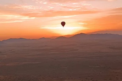Survolez marrakech au lever du soleil en montgolfière, admirez les sommets de l’atlas et les villages berbères, savourez un petit-déjeuner après l’atterrissage, avec prise en charge à l’hô