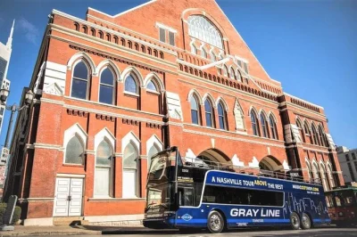 Erlebe nashville live bei einer einstündigen doppeldecker-bustour. entdecke ryman auditorium, country music hall of fame & mehr mit guide und offenem dach.