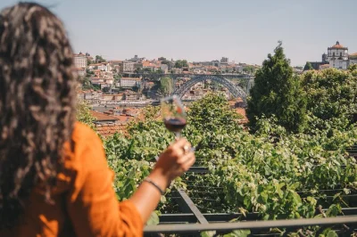 Scopri le cantine storiche di taylor a porto, esplora con un’audioguida a tuo ritmo e assaggia tre vini porto iconici. include degustazioni e ingresso self-guided.
