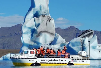 Découvrez les icebergs de jökulsárlón, marchez sur le sable noir de diamond beach et naviguez au plus près des glaciers lors d’une journée complète au départ de reykjavik.