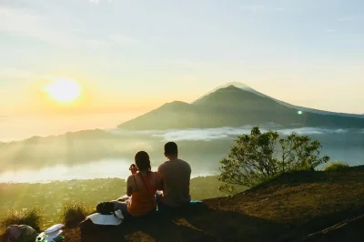 Erlebe den mount batur sonnenaufgang in bali mit geführter wanderung, vulkan-dampf-frühstück, kraterrundgang und bequemer hotelabholung für einen entspannten start.