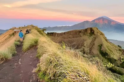 Erlebe bali und den mount batur bei sonnenuntergang: vulkan-dampfessen, ruhige pfade und hoteltransfer inklusive. genieße die ruhe und atemberaubende ausblicke.