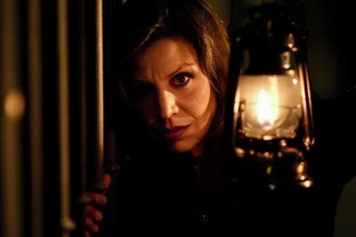 Descubre el lado oscuro de madrid con un tour nocturno sobre la inquisición española, leyendas escalofriantes y relatos de fantasmas, acompañado por un narrador disfrazado.