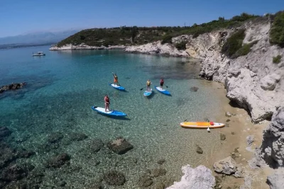 Scopri la calma delle acque cristalline di chania con un tour in stand-up paddle guidato da esperti locali, soste a sorpresa, avvistamenti di fauna e trasferimento dall’hotel incluso.
